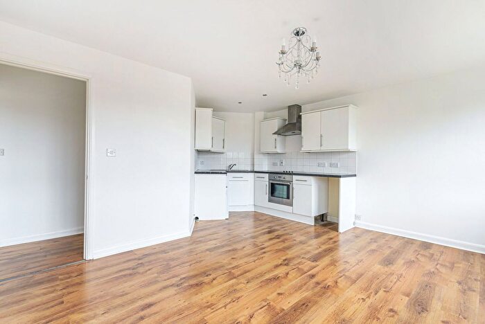 1 Bedroom Flat To Rent In Carisbrooke House, Royal Quarter, Seven Kings Way, Kingston Upon Thames, KT2