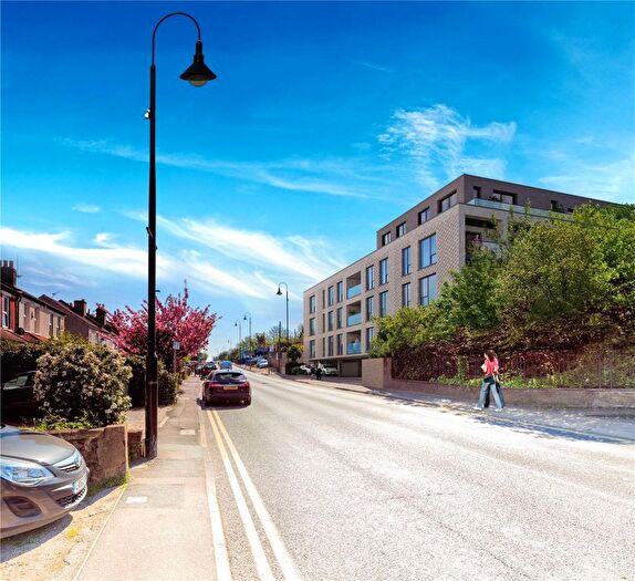3 Bedroom Flat To Rent In Domus Court, Crayford, DA1