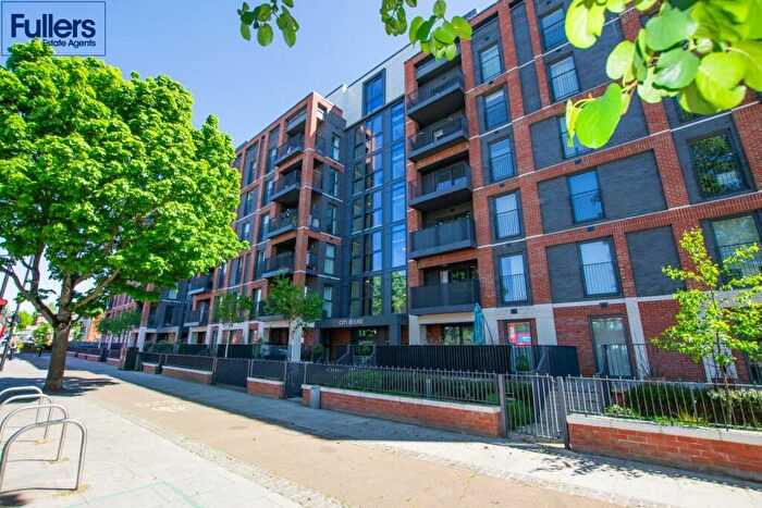 3 Bedroom Apartment For Sale In City House, Green Lanes, London, N21