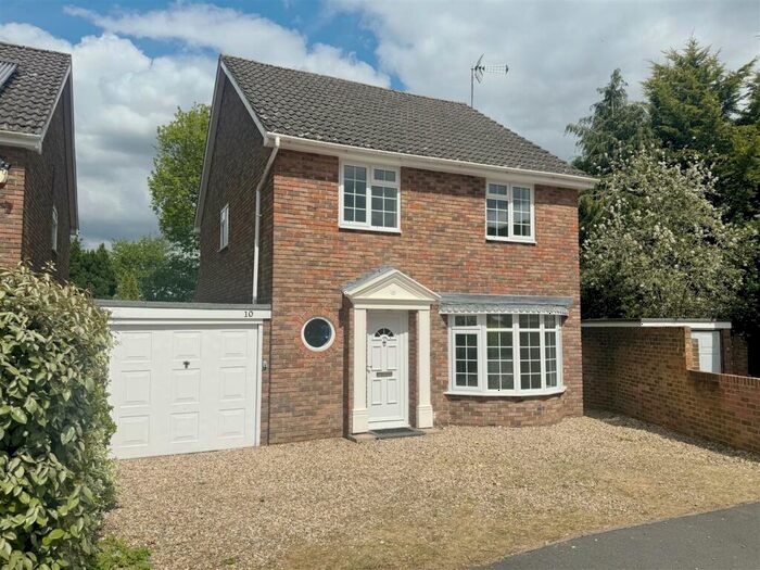 4 Bedroom Detached House For Sale In Manor Place, Speen, Newbury, RG14