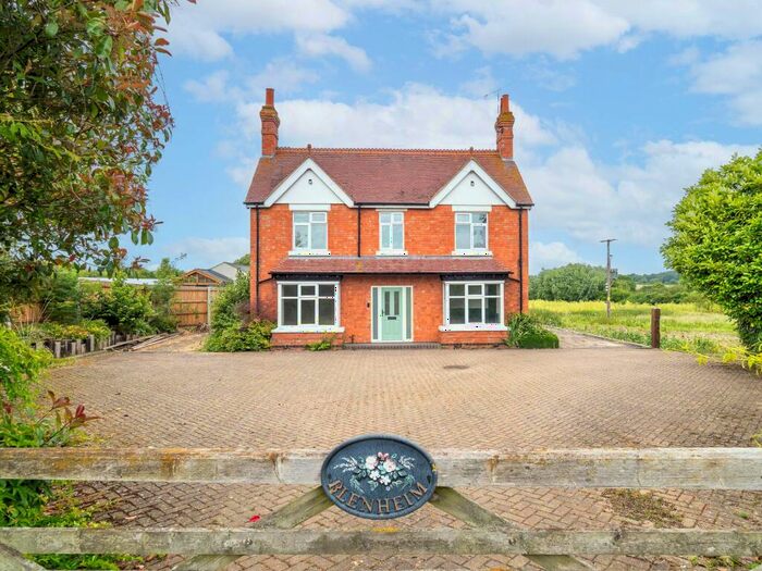 4 Bedroom Detached House For Sale In Stratford Road, Bidford-On-Avon, B50