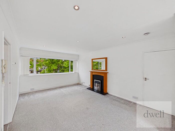 2 Bedroom Flat To Rent In Park View Court, Roundhay, Leeds, LS8