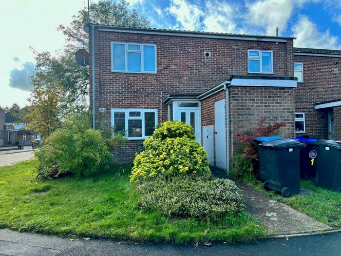 2 Bedroom Maisonette To Rent In Stream Close, Byfleet, West Byfleet, KT14