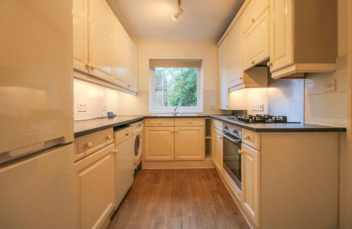 2 Bedroom Flat To Rent In Mayfair Court, Park Hill Rise, Croydon, CR0