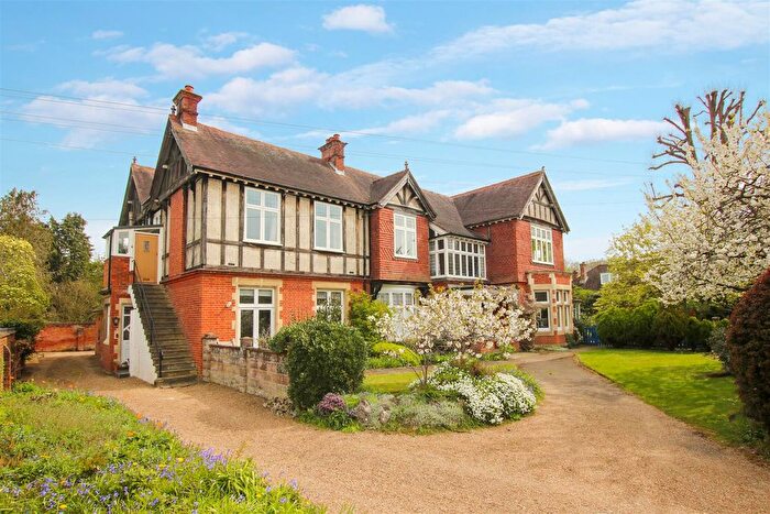 2 Bedroom Flat For Sale In The Old Street, Fetcham, KT22