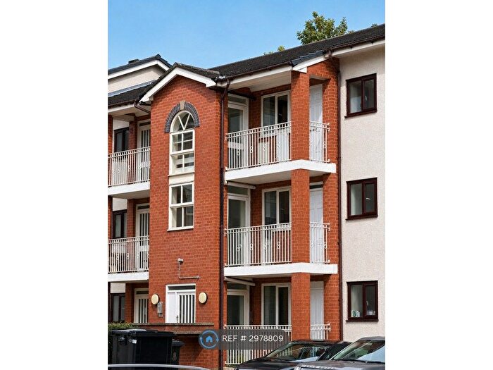 2 Bedroom Flat To Rent In Regency Court, Bradford, BD8