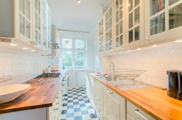 2 Bedroom Flat To Rent In St Marys Road, Wimbledon Village, London, SW19