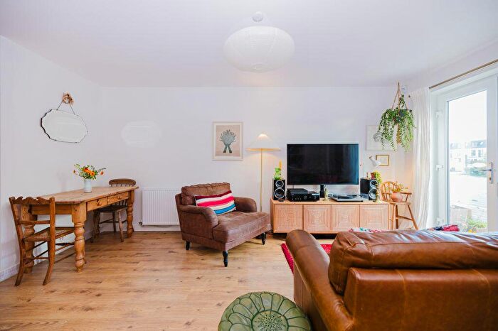 1 Bedroom Flat For Sale In Pillans Walk, Ropemaker Street, Edinburgh, EH6