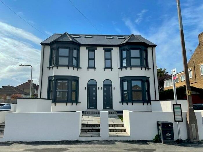 Semi-Detached House To Rent In House Share - Double Room, EN9