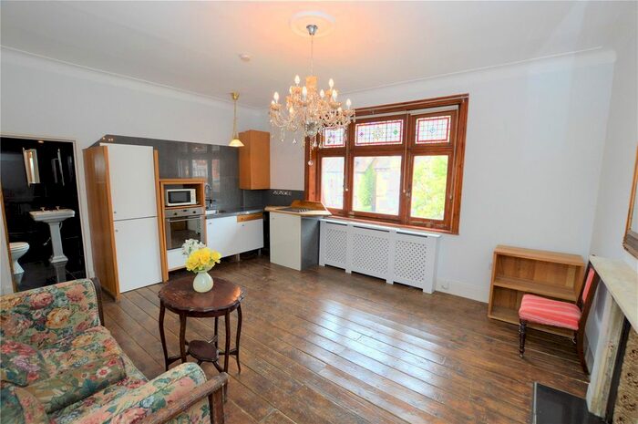 1 Bedroom Flat To Rent In Gleneldon Road, London, SW16
