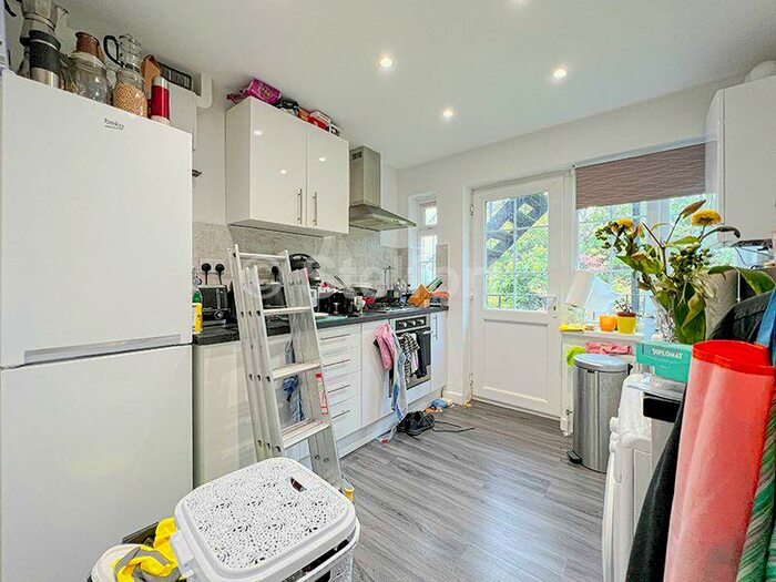 2 Bedroom Flat To Rent In Torrington Park, London, N12