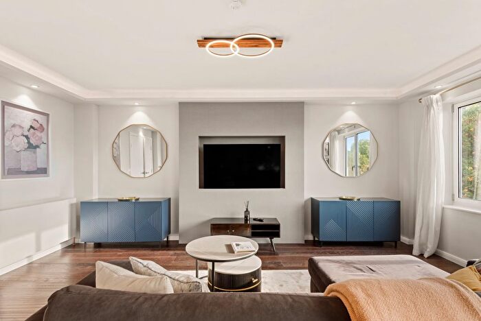 3 Bedroom Flat To Rent In Abbots House, St. Mary Abbots Terrace, W14