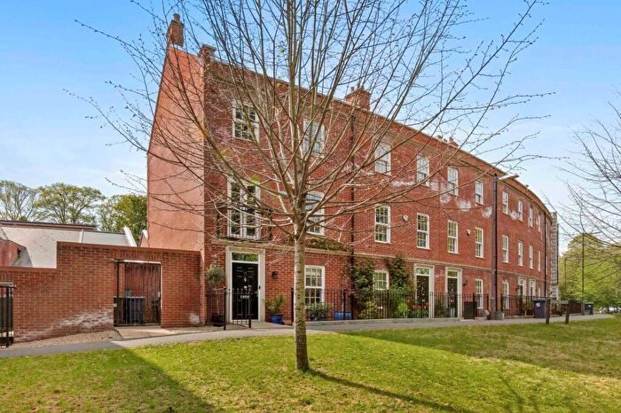 4 Bedroom End Of Terrace House For Sale In Coates Lane, High Wycombe, HP13