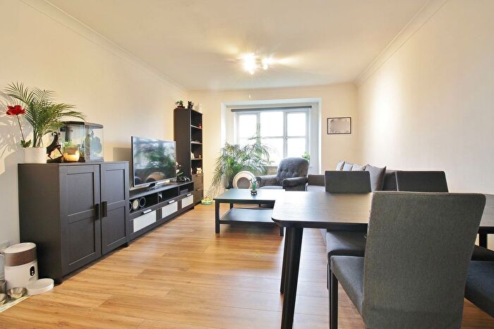 2 Bedroom Flat For Sale In Steinem Court, Draymans Way, Isleworth, TW7