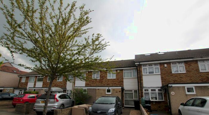 3 Bedroom Semi-Detached House To Rent In Ashurst Drive, Ilford, IG6