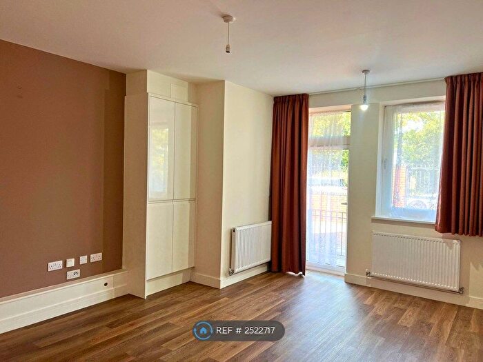 2 Bedroom Flat To Rent In Grantley House, Hounslow, TW5