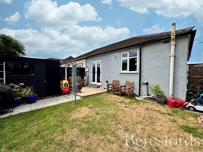 2 Bedroom Bungalow For Sale In Betterton Road, Rainham, RM13