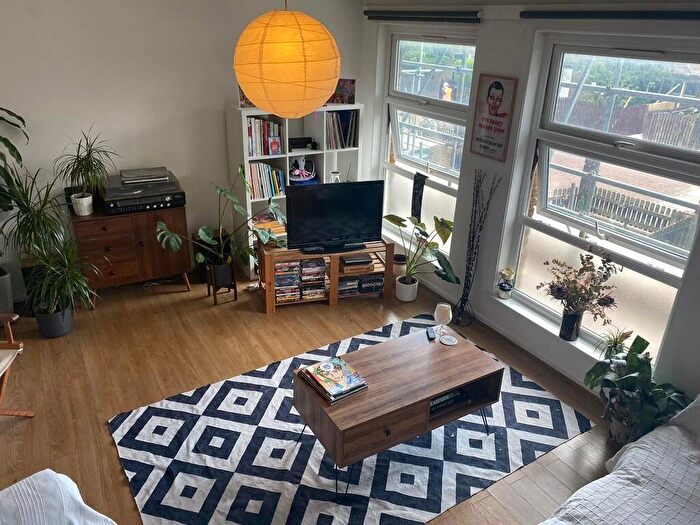 3 Bedroom Flat To Rent In Broke Walk, London, E8