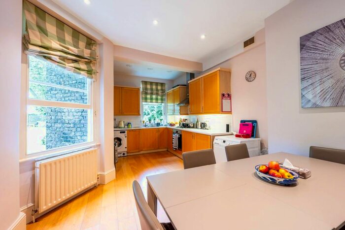 3 Bedroom Flat To Rent In Disraeli Gardens, Putney, London, SW15