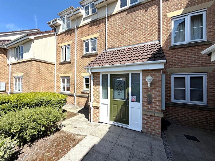 2 Bedroom Flat For Sale In Hatherlow Court, Westhoughton, Bolton, BL5