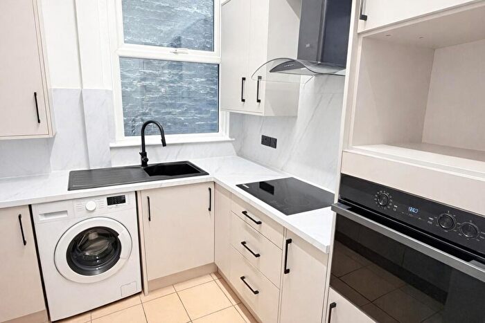 2 Bedroom Flat To Rent In Ground Floor Flat, Ashton Old Road, M11