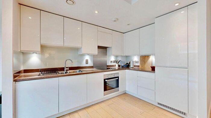3 Bedroom Apartment For Sale In Claremont House, Maple Way, London, SE16