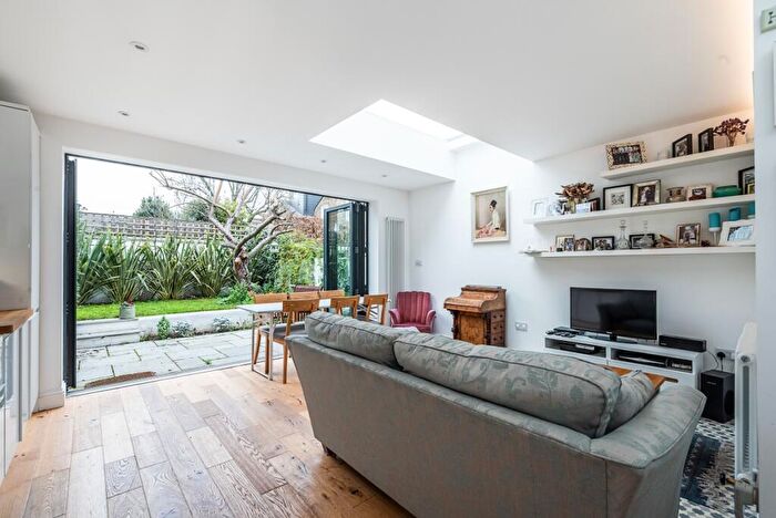 2 Bedroom Apartment To Rent In Ravenslea Road London, SW12