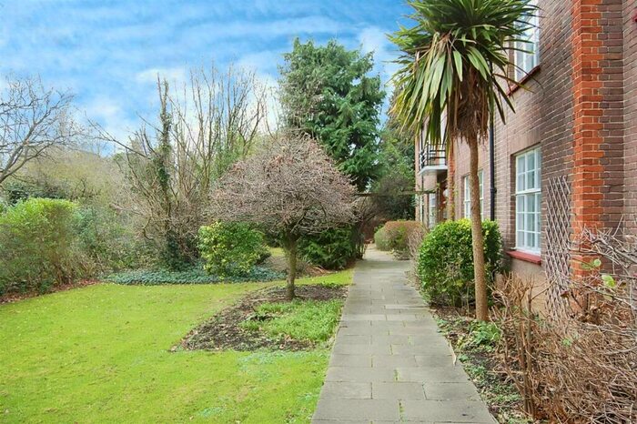 3 Bedroom Flat To Rent In Brookland Rise, Hampstead Garden Suburb, NW11