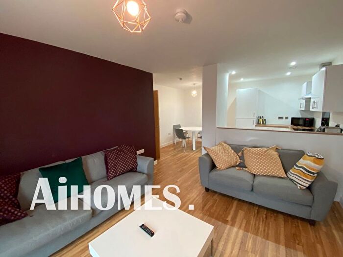 3 Bedroom Flat To Rent In Michigan Point Tower, Michigan Ave, Salford, M50