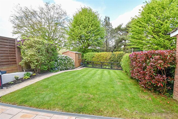 3 Bedroom Semi-detached House For Sale In Barn Mead, Doddinghurst, Brentwood, CM15