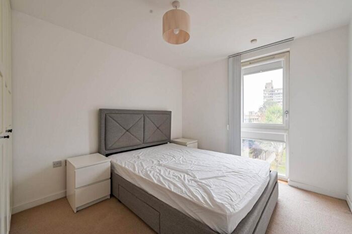 2 Bedroom Flat To Rent In Hay Currie Street, Tower Hamlets, London, E14