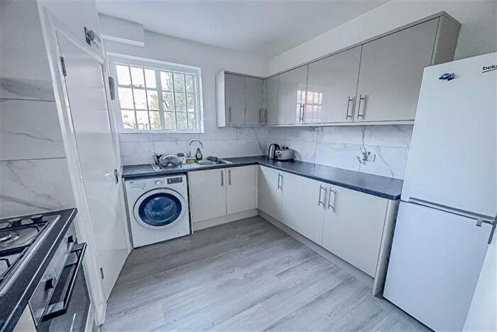 3 Bedroom Flat To Rent In Highgate High Street, Highgate, N6