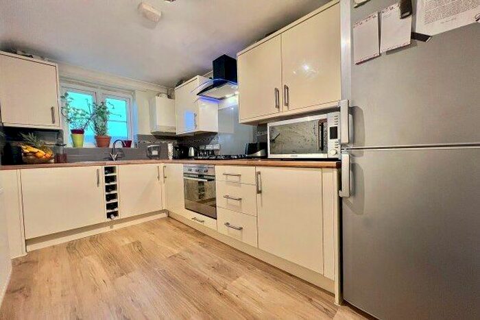 2 Bedroom Flat To Rent In Park Cottage Drive, Fareham, PO15