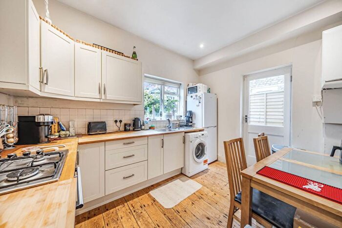2 Bedroom Flat To Rent In Franciscan Road, Tooting Bec, London, SW17