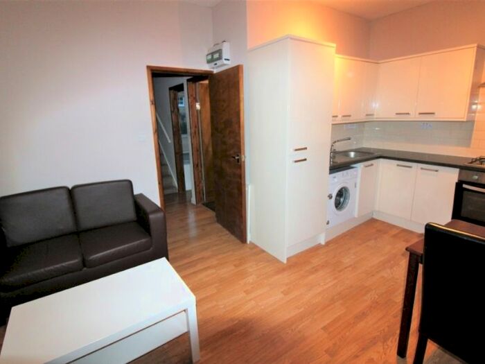 3 Bedroom Flat To Rent In Blackstock Road, Finsbury Park, London, N4