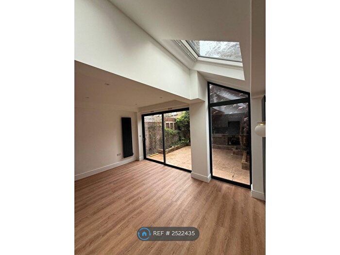 2 Bedroom Flat To Rent In Ilbert Street, London, W10