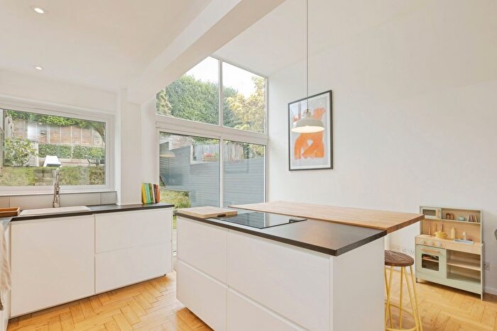 3 Bedroom Town House For Sale In Ashdown Close, Tunbridge Wells, Kent, TN4