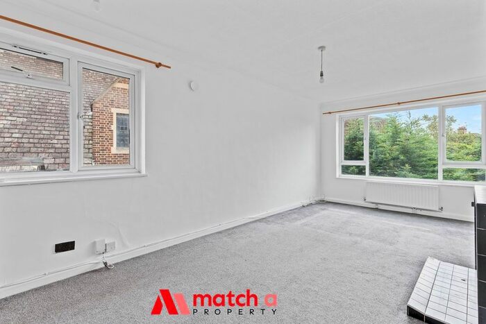 3 Bedroom Maisonette To Rent In Great West Road, Isleworth, Middlesex, TW7
