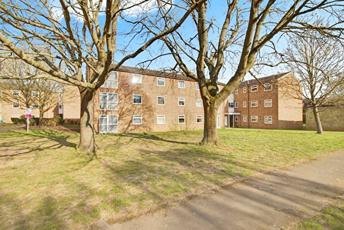 2 Bedroom Flat For Sale In New Wood, Welwyn Garden City, AL7