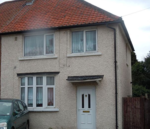 3 Bedroom Semi Detached House To Rent In Hanover Circle, Hayes, UB3