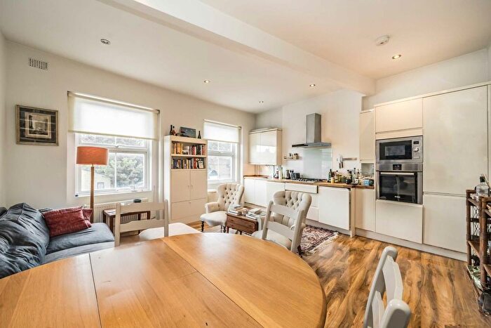 2 Bedroom Flat For Sale In Kilburn High Road, London, NW6