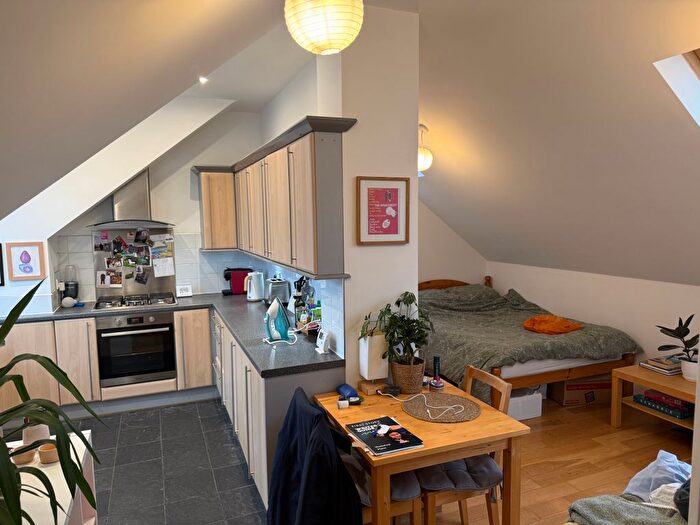 Studio To Rent In Woodside Grove, London, N12