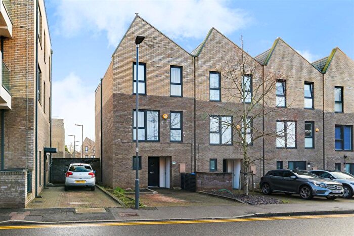 3 Bedroom Town House For Sale In Rayners Lane, Harrow, HA2