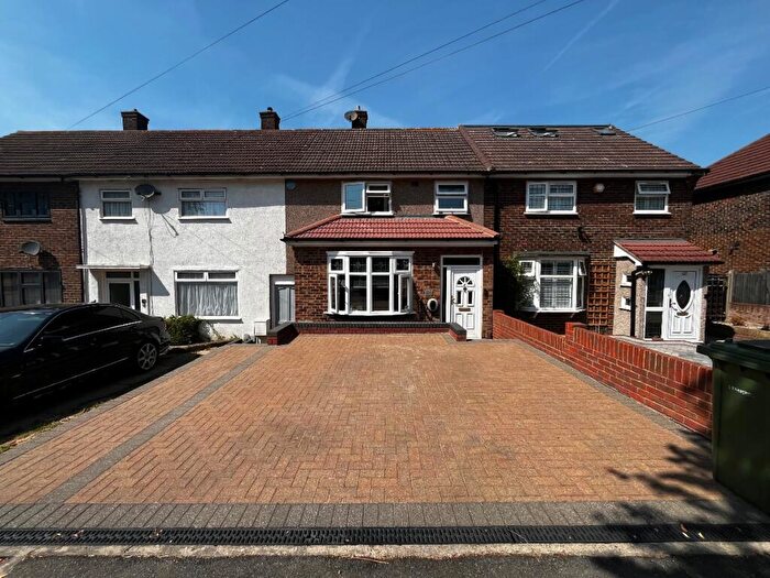 3 Bedroom Terraced House For Sale In Faringdon Avenue, Romford, RM3