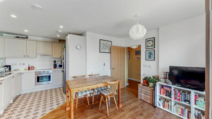 2 Bedroom Flat To Rent In Parkhouse Court, Hatfield, AL10