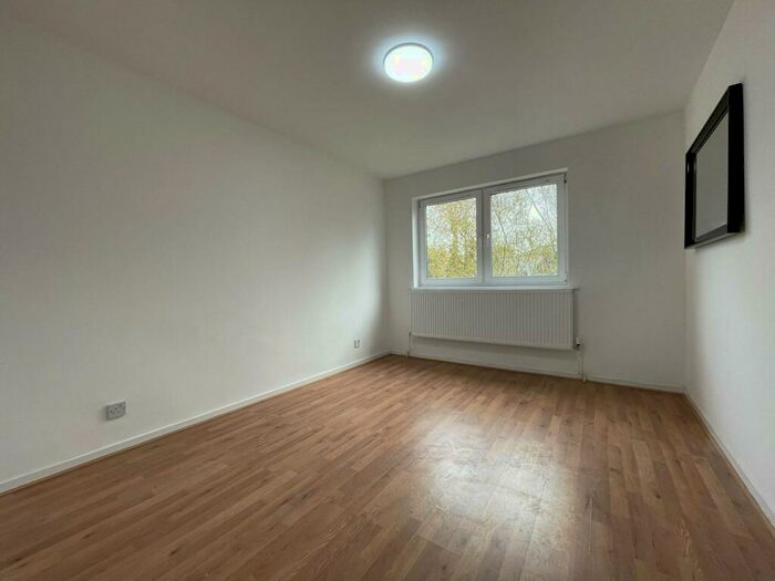 1 Bedroom Flat To Rent In Avenue Elmers, Surbiton, KT6