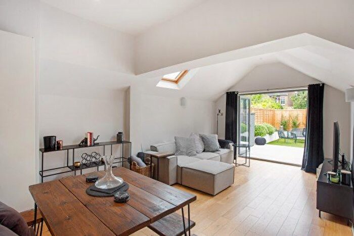 2 Bedroom Flat To Rent In Queensmill Road, London, SW6