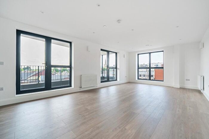 3 Bedroom Flat To Rent In - High Street Slough, SL1