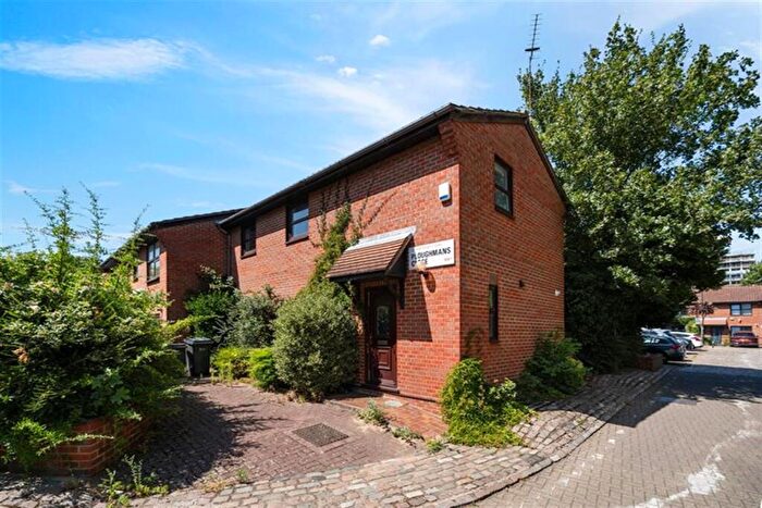 3 Bedroom Town House To Rent In Ploughmans Close, NW1