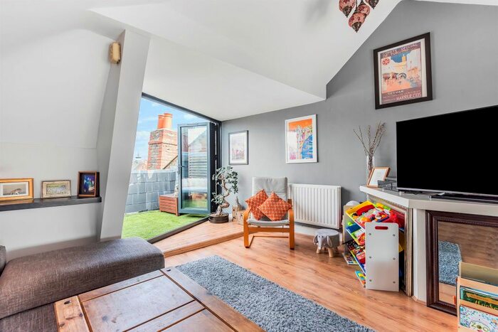 2 Bedroom Flat To Rent In Athenaeum Place, London N10